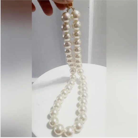 Cream Faux Pearl Necklace. 🌴 - Picture 3 of 6